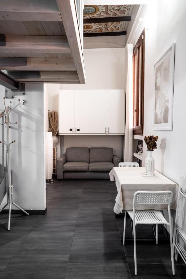 Charming Frescoed Loft Apartment Bologna Exterior photo